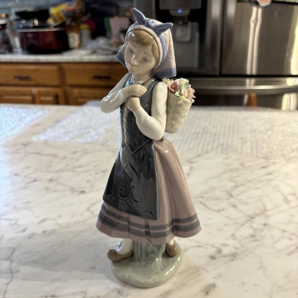 Lladro Nature's Bounty #1417 Girl w/ Flower Basket 1983  Figure Only Excellent